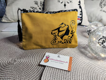 Charger l&#39;image dans la galerie, TROUSSE JAUNE SAFRAN logo &quot;CAMARGUAIS&quot; avec fermeture éclair et pompon
