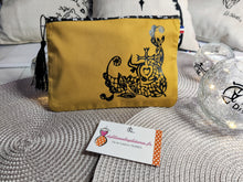 Charger l&#39;image dans la galerie, TROUSSE JAUNE SAFRAN logo &quot;CAMARGUAIS&quot; avec fermeture éclair et pompon
