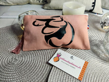 Charger l&#39;image dans la galerie, TROUSSE CAMARGUE logo &quot;ARLESIENNE&quot; avec fermeture eclair et pompon
