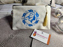 Charger l&#39;image dans la galerie, TROUSSE CAMARGUE logo &quot;ARLESIENNE&quot; avec fermeture eclair et pompon
