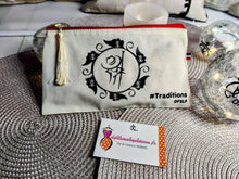 Charger l&#39;image dans la galerie, TROUSSE CAMARGUE logo &quot;ARLESIENNE&quot; avec fermeture eclair et pompon
