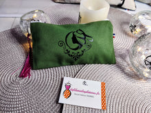 Charger l&#39;image dans la galerie, TROUSSE CAMARGUE logo &quot;ARLESIENNE&quot; avec fermeture eclair et pompon
