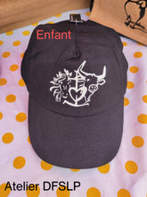 Charger l&#39;image dans la galerie, CASQUETTE  NOIRE  &quot;logo camarguais&quot; (réglable - taille enfant 4/12 ANS)
