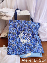 Charger l&#39;image dans la galerie, TOTE BAG Camarguais (Li Saquetoun) en tissu d&#39;indienne avec flocage blanc.
