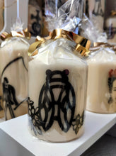 Charger l&#39;image dans la galerie, Bougie avec dessin &quot;Camargue&quot;ou &quot;tradition&quot;
