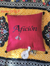 Charger l&#39;image dans la galerie, COUSSIN &quot; FAENA&quot; (rouge/jaune safran/fuschia)
