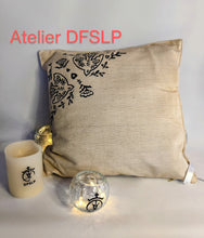 Charger l&#39;image dans la galerie, COUSSIN EN SOIE BOHEME d&#39;inspiration gipsy (IVOIRE)
