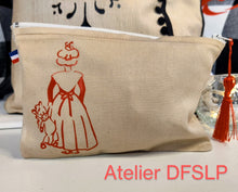 Charger l&#39;image dans la galerie, PETITE TROUSSE CAMARGUE logo &quot;CROIX CAMARGUE DENTELLE&quot; ou &quot;PETITE MIREILLE&quot; avec fermeture éclair et pompon
