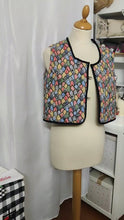 Charger et lire la vidéo dans la visionneuse de la Galerie, PETIT GILET (Matelassé, d' inspiration Provençale ou Flamenca)
