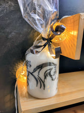 Charger l'image dans la galerie, Bougie avec dessin monochrome ou coloré "costume du pays d'Arles" et traditions provençales
