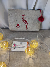 Charger l'image dans la galerie, trousse avec broderies "Camarguaises"
