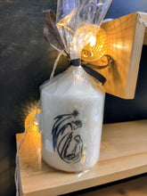 Charger l'image dans la galerie, Bougies avec dessin de "fêtes" Noël 2025
