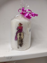 Charger l&#39;image dans la galerie, Bougie avec dessin monochrome ou coloré &quot;costume du pays d&#39;Arles&quot; et traditions provençales
