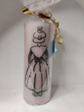 Charger l&#39;image dans la galerie, Bougie avec dessin monochrome ou coloré &quot;costume du pays d&#39;Arles&quot; et traditions provençales
