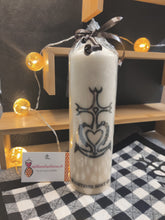 Charger l'image dans la galerie, Bougie avec dessin monochrome ou coloré "costume du pays d'Arles" et traditions provençales
