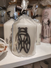 Charger l'image dans la galerie, Bougie avec dessin monochrome ou coloré "costume du pays d'Arles" et traditions provençales
