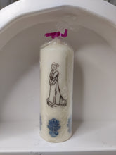 Charger l&#39;image dans la galerie, Bougie avec dessin monochrome ou coloré &quot;costume du pays d&#39;Arles&quot; et traditions provençales
