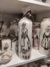 Charger l'image dans la galerie, Bougie avec dessin monochrome ou coloré "costume du pays d'Arles" et traditions provençales
