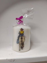 Charger l&#39;image dans la galerie, Bougie avec dessin monochrome ou coloré &quot;costume du pays d&#39;Arles&quot; et traditions provençales
