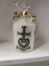 Charger l&#39;image dans la galerie, Bougie avec dessin &quot;Camargue&quot;ou &quot;tradition&quot;
