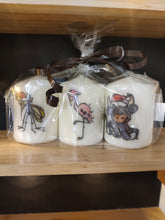 Charger l'image dans la galerie, Bougies avec dessin de "fêtes" Noël 2025
