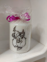 Charger l&#39;image dans la galerie, Bougie avec dessin &quot;Camargue&quot;ou &quot;tradition&quot;
