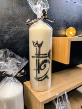 Charger l'image dans la galerie, Bougie avec dessin monochrome ou coloré "costume du pays d'Arles" et traditions provençales
