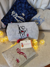 Charger l'image dans la galerie, trousse avec broderies "Camarguaises"
