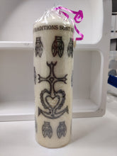 Charger l&#39;image dans la galerie, Bougie avec dessin monochrome ou coloré &quot;costume du pays d&#39;Arles&quot; et traditions provençales
