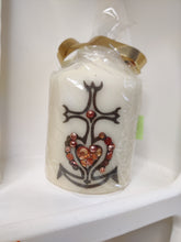 Charger l&#39;image dans la galerie, Bougie &quot;strass&quot; avec dessin &quot;camarguais&quot;
