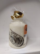 Charger l&#39;image dans la galerie, Bougie avec dessin monochrome ou coloré &quot;costume du pays d&#39;Arles&quot; et traditions provençales
