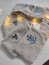 Charger l'image dans la galerie, 2 SERVIETTES  "d'invité"  broderie croix de camargue/taureau bleu 30 cm x 30 cm
