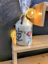 Charger l'image dans la galerie, Bougie avec dessin monochrome ou coloré "costume du pays d'Arles" et traditions provençales
