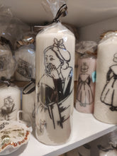 Charger l'image dans la galerie, Bougie avec dessin monochrome ou coloré "costume du pays d'Arles" et traditions provençales
