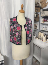Charger l'image dans la galerie, PETIT GILET (Matelassé, d' inspiration Provençale ou Flamenca)
