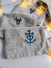 Charger l'image dans la galerie, 2 SERVIETTES  "d'invité"  broderie croix de camargue/taureau bleu 30 cm x 30 cm
