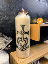 Charger l'image dans la galerie, Bougie avec dessin monochrome ou coloré "costume du pays d'Arles" et traditions provençales
