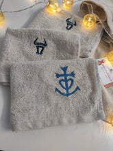 Charger l'image dans la galerie, 2 SERVIETTES  "d'invité"  broderie croix de camargue/taureau bleu 30 cm x 30 cm
