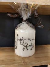 Charger l'image dans la galerie, Bougie avec dessin monochrome ou coloré "costume du pays d'Arles" et traditions provençales
