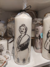 Charger l'image dans la galerie, Bougie avec dessin monochrome ou coloré "costume du pays d'Arles" et traditions provençales
