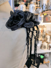 Charger l'image dans la galerie, Paire  d'épaulettes "fleurs" à cliper  ou à epingler (2 Hombreras Flamencas)
