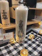 Charger l'image dans la galerie, Bougie avec dessin monochrome ou coloré "costume du pays d'Arles" et traditions provençales
