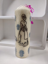 Charger l&#39;image dans la galerie, Bougie avec dessin monochrome ou coloré &quot;costume du pays d&#39;Arles&quot; et traditions provençales
