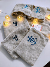 Charger l'image dans la galerie, 2 SERVIETTES  "d'invité"  broderie croix de camargue/taureau bleu 30 cm x 30 cm
