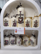 Charger l&#39;image dans la galerie, Bougies avec dessin de &quot;fêtes&quot; Noël 2025
