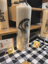 Charger l'image dans la galerie, Bougie avec dessin monochrome ou coloré "costume du pays d'Arles" et traditions provençales
