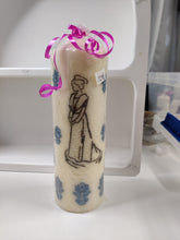 Charger l&#39;image dans la galerie, Bougie avec dessin monochrome ou coloré &quot;costume du pays d&#39;Arles&quot; et traditions provençales
