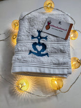 Charger l'image dans la galerie, Serviettes de toilette broderie bleue "Nos traditions sont un trésor" /croix de camargue.
