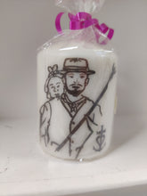 Charger l&#39;image dans la galerie, Bougie avec dessin &quot;Camargue&quot;ou &quot;tradition&quot;
