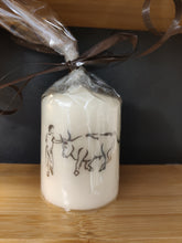 Charger l'image dans la galerie, Bougie avec dessin monochrome ou coloré "costume du pays d'Arles" et traditions provençales
